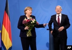 Eski Almanya Başbakanı Angela Merkel ve yeni Başbakan Olaf Scholz