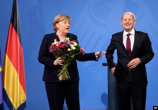 Eski Almanya Başbakanı Angela Merkel ve yeni Başbakan Olaf Scholz