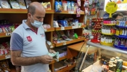 Seorang pria tampak menghitung uang Lebanon Pound di sebuah toko kelontong, di Beirut, Lebanon, pada 26 Oktober 2021. (Foto: Reuters/Issam Abdallah)