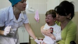 Seorang anak balita menangis saat menerima suntikan vaksin polio di sebuah rumah sakit (foto: ilustrasi). 