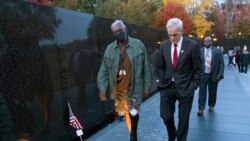 Sekretaris Bidang Veteran Denis Mcdonough (kanan depan) berjalan di Tugu Peringatan Perang Vietnam setelah melakukan peletakan karangan bunga di tugu tersebut dalam peringatan Hari Veteran di Washington, pada 11 November 2021. (Foto: AP/Manuel Balce Ceneta)