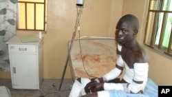 28일 나이지리아의 이슬람 과격단체 보코하람의 공격으로 부상당한 시민이 마이두구리 병원으로 이송되었다.