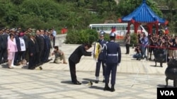 官員向陣亡者陵墓進香。（蕭洵攝影）