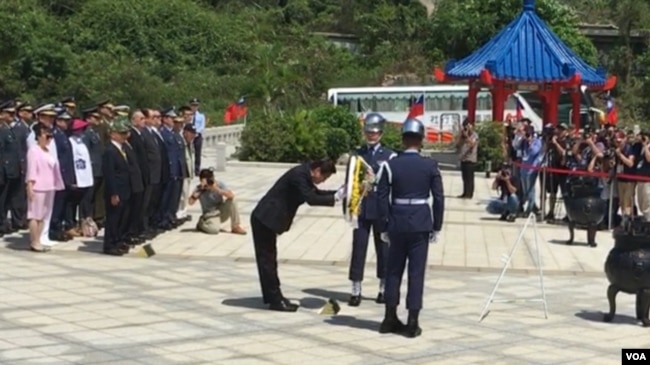 官员向阵亡者陵墓进香。 （萧洵摄影）