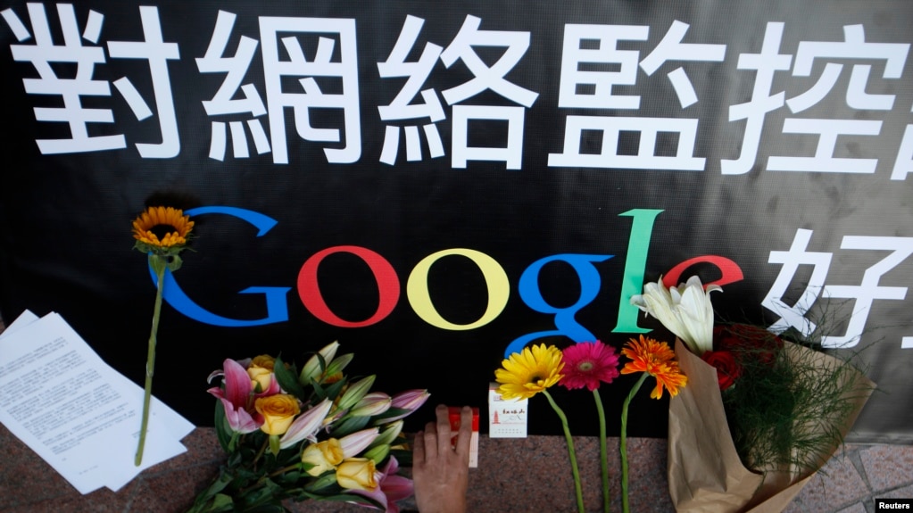 香港网民到谷歌香港分部送鲜花感谢谷歌不接受北京对互联网搜索内容的监管（路透社2010年1月14日）