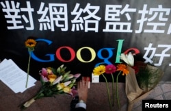香港网民到谷歌香港分部送鲜花感谢谷歌不接受北京对互联网搜索内容的监管（路透社2010年1月14日）