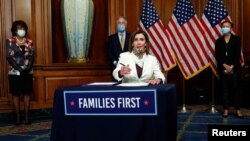 Los legisladores regresaron a Washington por primera vez desde mediados de marzo cuando se iniciaron las órdenes de confinamiento en la capital de EE.UU. En la foto la presidente de la cámara, la demócrata Nancy Pelosi.