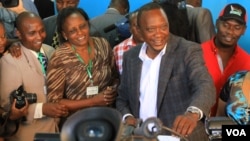 Deputi Perdana Menteri Uhuru Kenyatta memasukkan kartu suara di sebuah TPS di kota Gatundu, Kenya (4/3).