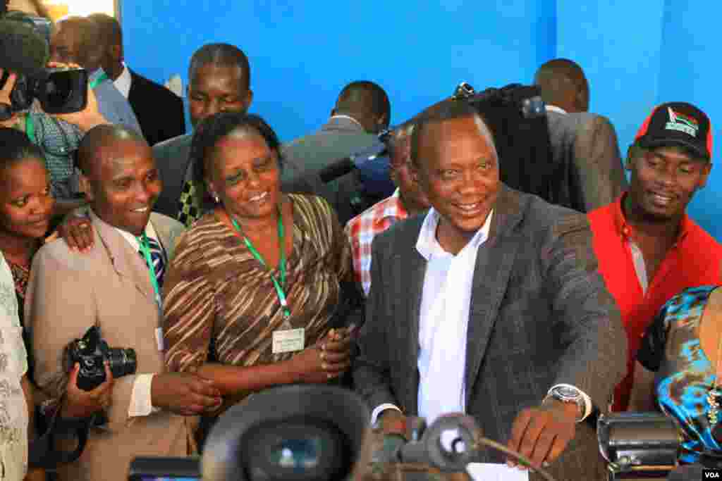 Mgombea urais wa Jubilee Uhuru Kenyatta akipiga kura katika kituo cha nyumbani kwake Gatundu, Kenya, March 4, 2013. (J. Craig/VOA)