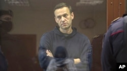 ក្នុងរូបភាពដែលដកស្រង់​ចេញពី​វីដេអូ​ដែល​ផ្តល់ដោយ​តុលាការ​សង្កាត់ Babuskinsky បង្ហាញពី​មេដឹកនាំ​បក្ស​ប្រឆាំង​រុស្ស៊ី​លោក Aleksey Navalny ក្នុង​ពេល​សវនាការ​លើ​ការចោទប្រកាន់​លោក​ពី​បទបរិហារកេរ្តិ៍ នៅ​តុលាការ​សង្កាត់ Babuskinsky ក្នុង​ទីក្រុង​មូស្គូ កាលពី​ថ្ងៃទី៥ ខែកុម្ភៈ ឆ្នាំ២០២១។