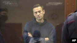 Pemimpin oposisi Rusia Alexei Navalny berdiri atas dakwaan pencemaran nama baik, di Pengadilan Distrik Babuskinsky di Moskow, Rusia, 5 Februari 2021. (Foto: AP)