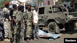 19일 소말리아 중부 밸레드웨인에서 경찰들이 무장단체의 공격을 받은 경찰서 주변을 조사하고 있다.