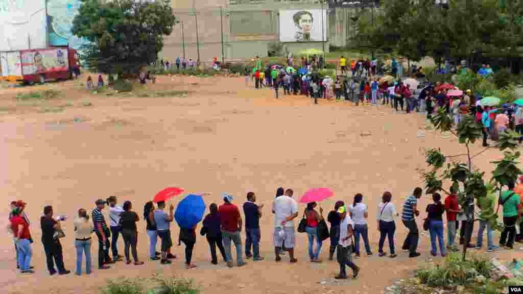 El mandatario venezolano, Nicolás Maduro, anunció que el gobierno tomará una nueva cadena de alimentos, como parte de su "guerra económica". [Foto: Álvaro Algarra, VOA]