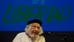 Ernesto Cardenal, poeta y sacerdote nicaragüense agradece al papa Francisco por haber puesto fin a una sanción impuesta en 1983.