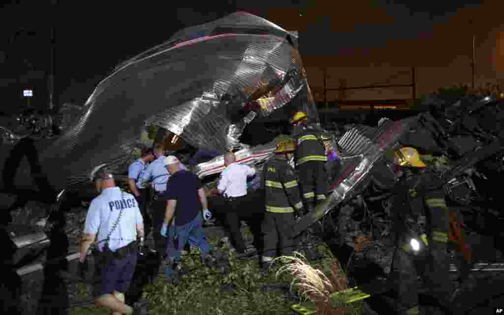 Petugas keadaan darurat bekerja di lokasi kecelakaan kereta di Philadelphia (12/5). ​(AP/Joseph Kaczmarek)