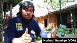 Septiaji Eko Nugroho, Ketua Mafindo menjelaskan soal aplikasi Hoax Buster Tools. (VOA/Nurhadi Sucahyo)