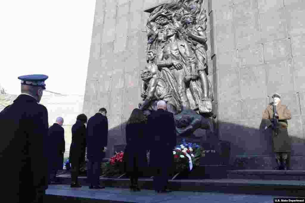 مایک پنس معاون رئیس جمهوری آمریکا در خلال برگزاری کنفرانس امنیت خاورمیانه در لهستان به &laquo;بنای یادبود قهرمانان گتو&raquo; رفت و با اهدای گل به قربانیان جنایت&zwnj;های آلمان نازی ادای احترام کرد. 