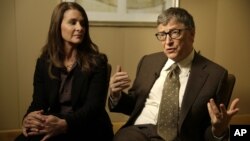 Melinda Gates escucha a su esposo Bill durante una entrevista en Nueva York sobre las nuevas metas para derrotar a la pobreza mundial.