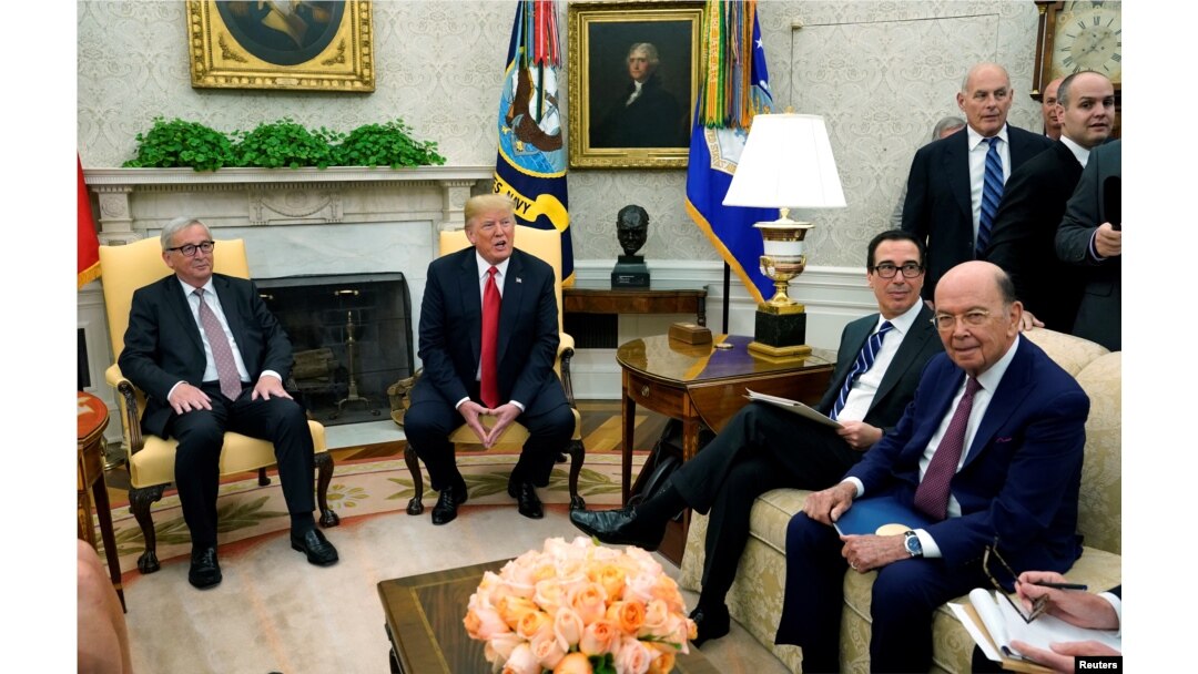 De izquierda a derecha, Jean Claude Juncker presidente de la Comisión Europea, presidente de EE.UU. Donald Trump, Steve Mnuchin secretario del Tesoro de EE.UU. y Wilbur Ross, secretario de Comercio de EE.UU., posan en la Oficina Oval al recibir la visita del jefe de la UE. Julio 25 de 2018.