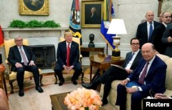 De izquierda a derecha, Jean Claude Juncker presidente de la Comisión Europea, presidente de EE.UU. Donald Trump, Steve Mnuchin secretario del Tesoro de EE.UU. y Wilbur Ross, secretario de Comercio de EE.UU., posan en la Oficina Oval al recibir la visita del jefe de la UE. Julio 25 de 2018.