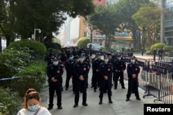在抗议者聚集在广州恒大办公楼附近时，警察在守卫在恒大办公楼外。（2022年1月4日）