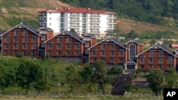 북한 금강산 주변 해안을 따라 한국 기업들이 세운 관광시설들이 들어서있다. (자료사진)