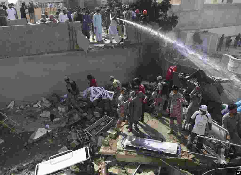 پاکستان می گوید هواپیمایی که روز جمعه ۲ خرداد در نزدیکی کراچی سقوط کرد، ۹۱ مسافر و هفت خدمه داشت. پیشتر به نقل از برآوردهای مقامات فرودگاهی لاهور گزارش شده بود که این هواپیمای مسافربری با ۱۰۷ سرنشین روز جمعه سقوط کرد. این هواپیما از شهر لاهور بلند شده بود.