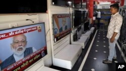 27일 인도 수도 뭄바이의 가전제품 상점의 TV화면에 나렌드라 모디 인도 총리가 대국민 연설하는 모습이 보인다. 
