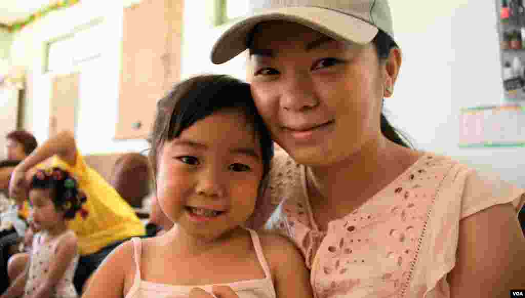 扮演民主黨前主席劉慧卿的小女孩郭晞悅與媽媽郭太太。(美國之音湯惠芸拍攝)
