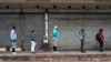 Des Sud-africains font la queue devant une épicerie à Johannesburg, le1er avril 2020. (AP Photo/Jerome Delay)
