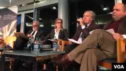 Luis Moreno Ocampo, ex fiscal general de la CPI, junto a Ana Jater, periodista venezolana, Luis Almagro, secretario general de la OEA y Carlos Ponce, de la ONG Freedom House, durante un evento en la Universidad de Georgetown, Washington D.C.