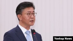 홍용표 한국 통일부 장관이 27일 국회에서 열린 외교통일위원회의 통일부 국정감사에서 업무보고를 하고 있다.