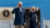 Presiden AS Joe Biden dan ibu negara Jill Biden menaiki pesawat "Air Force One" hari Kamis sore (28/10).