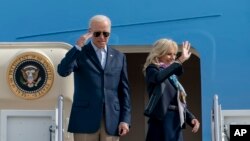 조 바이든 미국 대통령(왼쪽)과 부인 질 바이든 여사가 28일 유럽 순방을 위해 전용기에 오르고 있다.