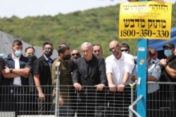 PM Israel Benjamin Netanyahu (tengah), meninjau lokasi insiden di Gunung Meron, Israel utara, saat berlangsungnya festival Lag BaOmer, Jumat, 30 April 2021. (AP)