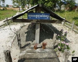 Incense stick holders stand at the grave of late Khmer Rouge leader Pol Pot in Anlong Veng, a former Khmer Rouge stronghold, about 305 kilometers (190 miles) north of Phnom Penh, Cambodia (2008 file photo)