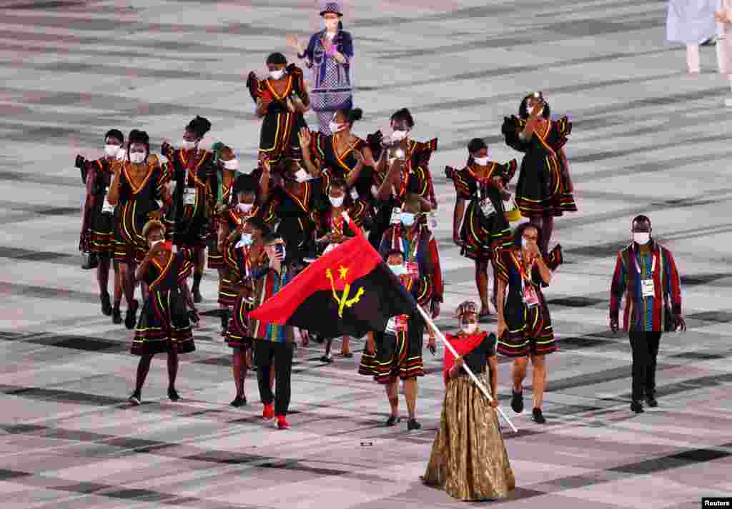 he Tokyo 2020 Olympics Opening Ceremony - Olympic Stadium, Tokyo, Japan - July 23, 2021. Natalia Santos of Angola leads their contingent in the athletes parade during the opening ceremony REUTERS/Mike Blake