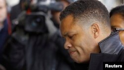 El excongresista Jesse Jackson Jr.entra a una corte de Washington.