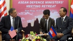 Menteri Pertahanan Amerika Leon Panetta (kiri) dan Menteri Pertahanan Kamboja Tea Banh (kanan) di Siem Reap (Kamboja) (16/11).