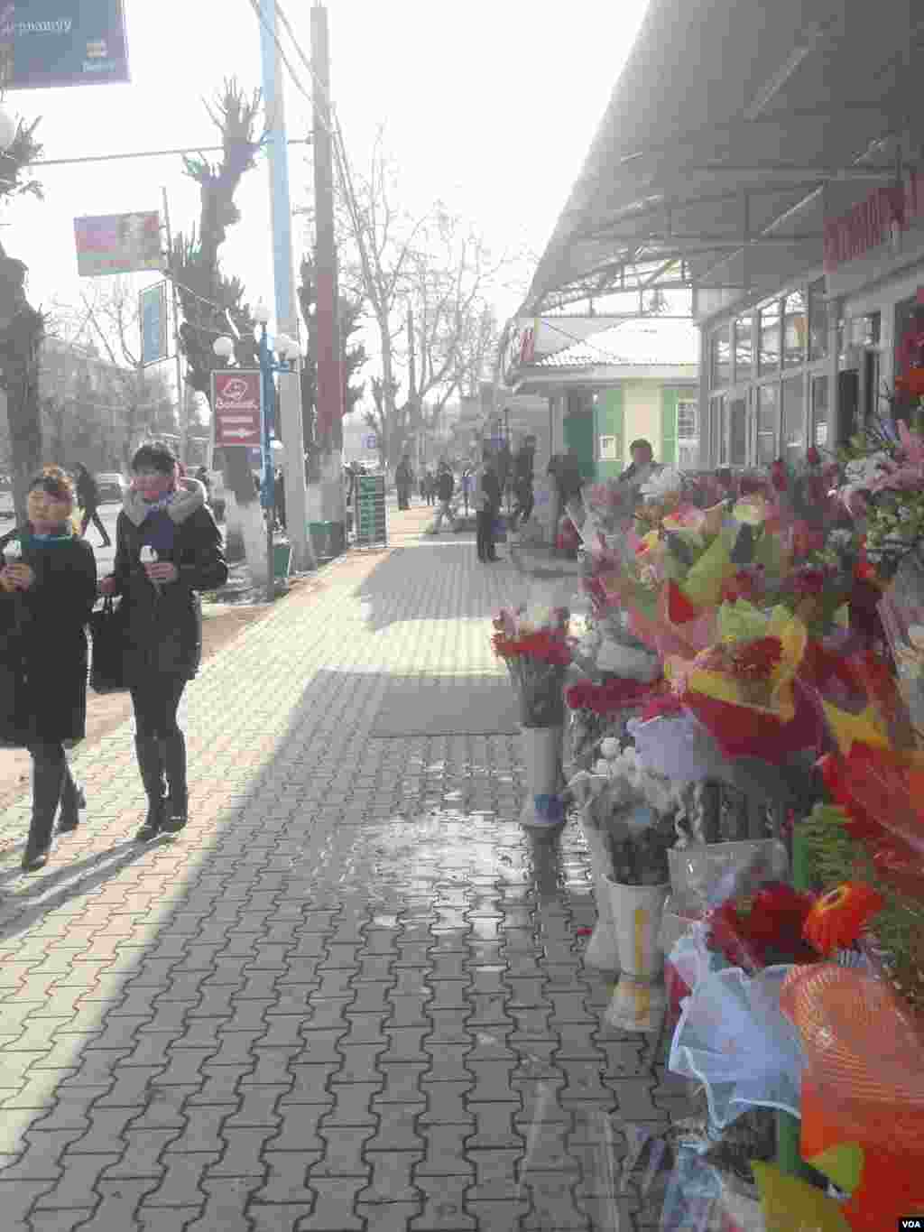 Gullar ham issiq do’konlardan ko’chalarga sochilib chiqqan.