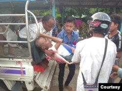 တိုက်ပွဲဖြစ်ပွါးရာ ချိန်ခါလီကျေးရွာမှ ပိတ်မိသူ သက်ကြီးရွယ်အိုများကို ကယ်ထုတ်နေတဲ့ မြင်ကွင်း။ (ဓါတ်ပုံ -MP Oung Thaung Shwe)