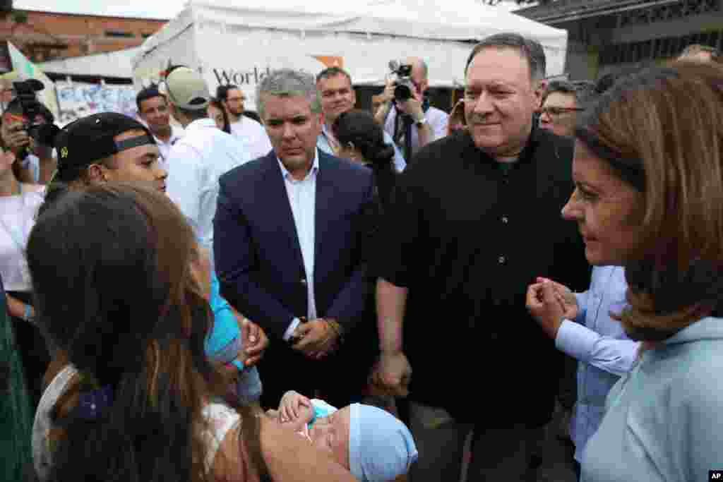 وزیر خارجه آمریکا در شهر مرزی کلمبیا با ونزوئلا با آوارگان گریخته از دست رژیم مادورو دیدار کرد. او را رئیس جمهوری کلمبیا همراهی می کرد.