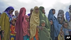 Newly arrived Somali refugees wait to be registered by the United Nations High Commission for Refugees at Dagahaley camp in Dadaab in Kenya's northeastern province, June 8, 2009