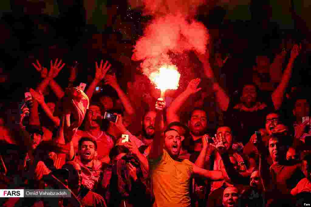 خوشحالی هواداران پرسپولیس بعد از شکست الوحده امارات. پرسپولیس به دور دوم قهرمانی باشگاههای آسیا رفت. عکس: امید وهاب زاده