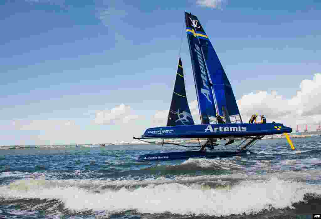 Team Artemis Racing Sweden, skippered by Nathan Outteridge, competes in the first day of races of the 35th America&#39;s Cup World Series, in Gothenburg, western Sweden, &nbsp;Aug. 29, 2015.