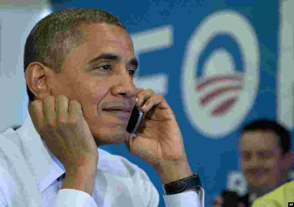 Prezident Barak Obama Chikagodagi idorasida saylovchilar bilan telefonda