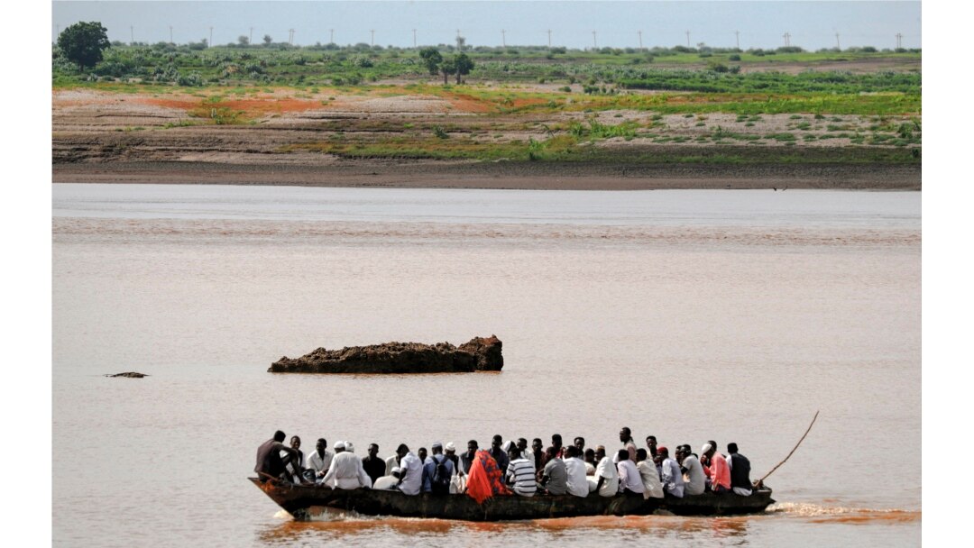 Sebuah perahu berlayar di sepanjang sungai Setit yang berbatasan dengan Ethiopia, di Wad al-Hiliou, sebuah desa di negara bagian Kassala, Sudan timur, 11 Agustus 2021. (AFP)