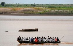 Sebuah perahu berlayar di sepanjang sungai Setit yang berbatasan dengan Ethiopia, di Wad al-Hiliou, sebuah desa di negara bagian Kassala, Sudan timur, 11 Agustus 2021. (AFP)