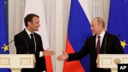 Tổng thống Nga Vladimir Putin (phải) và Tổng thống Pháp Emmanuel Macron (trái)
