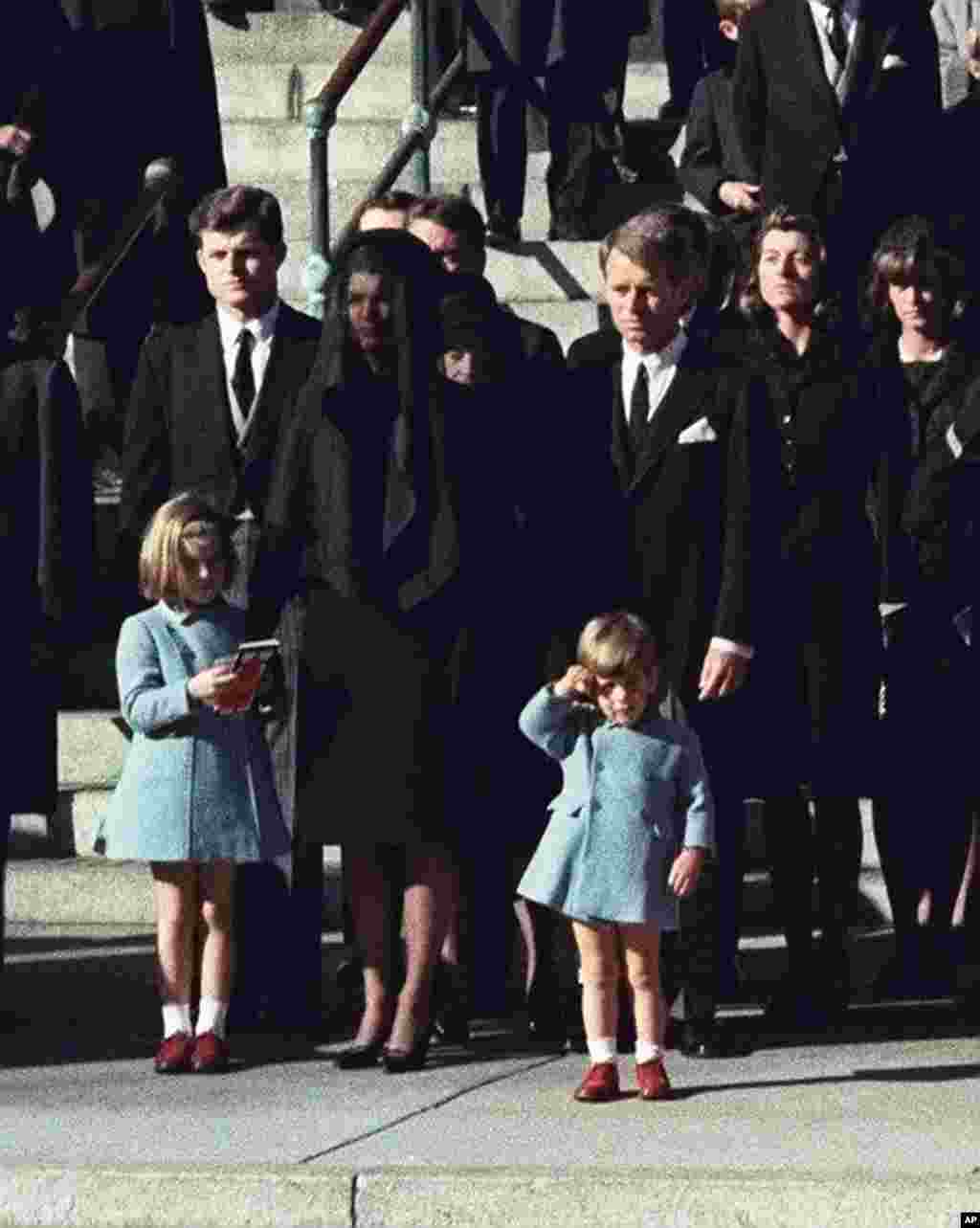 John F. Kennedy Jr., de tres años saluda a su padre frente al ataud donde reposan sus restos, en Washington, el 25 de noviembre de 1963. 